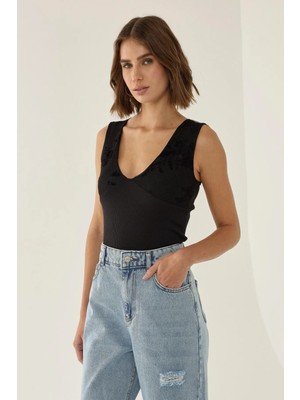 Hiccup Kadın Dantel Detaylı V Yaka Crop Top Siyah