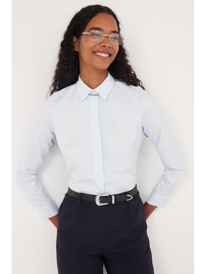 Kadın Slim Fit Dar Kesim Vucüda Oturan Uzun Kollu Gizli Düğme Detaylı Mavi Basic Gömlek