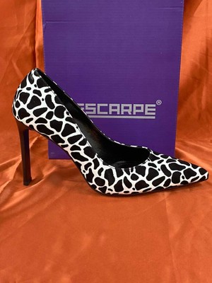 Lescarpe LES08 Siyah Beyaz Leopar Desenli Stiletto Sivri Burun Ince Topuk Şık ve Rahat Kadın Ayakkabı Özel Tasarım