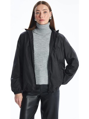 LC Waikiki Kapüşonlu Kadın Yağmurluk (W5) Normal Bel Kesim Kalıbı Düz Desenli %100 Polyester Kumaş