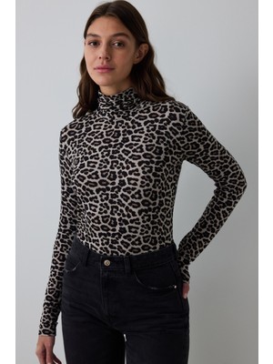 Leopar Desenli Yarım Balıkçı Yaka Slim Fit Uzun Kollu Üst