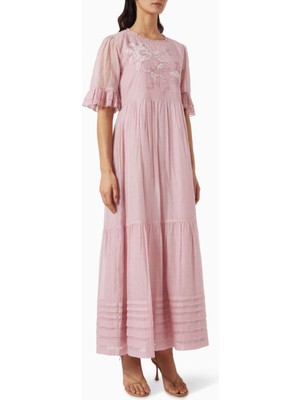 Romantik Pembe Çiçek Nakışlı Elbise - Yaz Bahçe Partileri Için Ideal Seçim