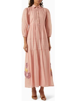 Romantik Elegans: Çiçek Nakışlı Pembe Elbise, Gömlek Yaka ve Katmanlı Etek ile Şıklık