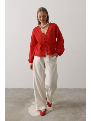 Kalp Detaylı Bağlamalı Brode Bluz - Kırmızı