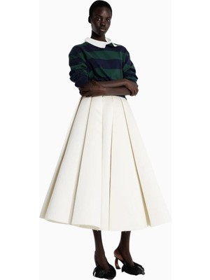 Inci Beyazı Saten Panel Etek Yüksek Bel ve Kavisli Etek Ucu ile Akıcı Şıklık