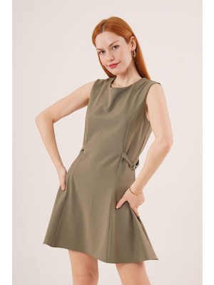 Sensuelle Yanları Zincir Detaylı Sıfır Kol Haki Mini Elbise