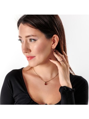 Atelier Leo Handmade Jewellery Harmoni Tektaş Kırmızı Kadın 3'lü Takı Seti Küpe Kolye Yüzük Takım Bakır El Yapımı Kristal Taşlı Kararma Yapmaz Kutulu