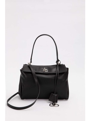 Siyah Kapama Kilit Aksesuarlı Omuz Çantası