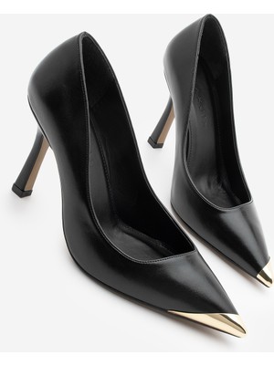 Marjin Kadın Stiletto Sivri Burun Altın Detaylı Topuklu Ayakkabı Ginez Siyah
