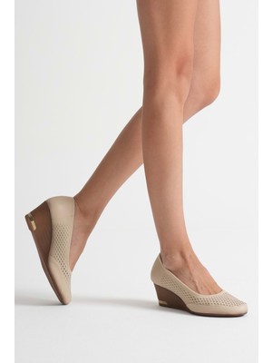 Analin Shoes Kadın Bej Hakiki Deri Dolgu Topuklu Ayakkabı Yumuşak Taban ile Rahat Kullanım