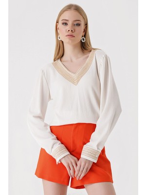 Hiccup Kadın BDART İşlemeli Dokulu V-Yaka Bluz Beyaz