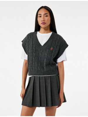 Kolsuz V Yaka Ayıcık Işleme Detaylı Saç Örgü Oversize Süveter