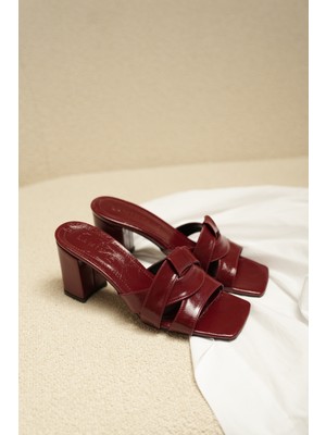 Laminta Sofia Bordo Kadın Topuklu Terlik Asimetrik Kesim ve Kalın Tasarım ile Şık ve Rahat