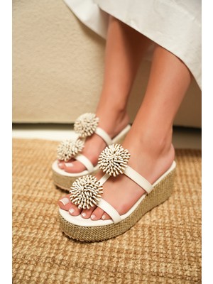 Romina Beyaz Püskül Detaylı Hasır Kadın Terlik