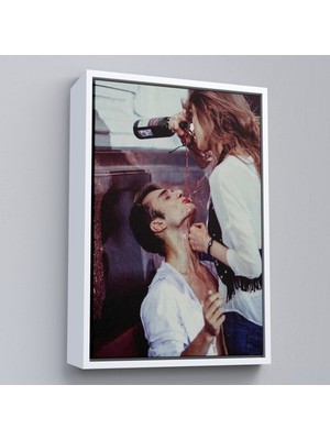 Çerçeveli Dekoratif Kanvas Tablo, Şişeden Şarap Döken Kadın TABLOSU-7769