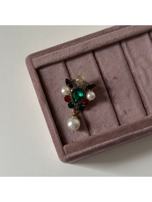 Yeşil Renkli Taşlı Inci Sallantılı Tasarım Broş