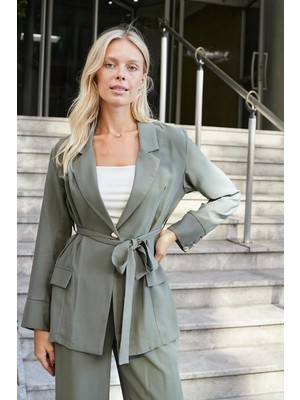Kadın Ipeksi Modal Kumaş Yakalı Cep Kapaklı Kolları Düğmeli Bağcıklı Uzun Blazer Baharlık Ceket-Haki