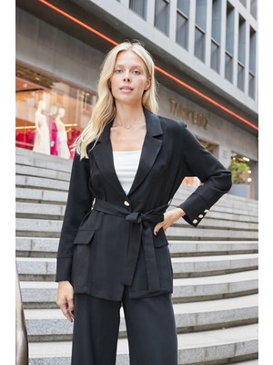 Kadın Ipeksi Modal Kumaş Yakalı Cep Kapaklı Kolları Düğmeli Bağcıklı Uzun Blazer Baharlık Ceket-Siyah
