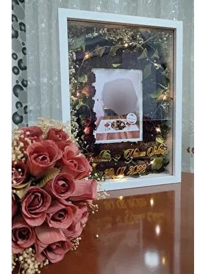 Verda Çerçeve 30x40 cm Ledli Beyaz Gül Anı Çerçevesi Ahşap Malzemeden Kişiselleştirilebilir Fotoğraf Bölümlü