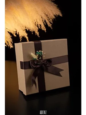 Adenz Kişiselleştirilebilir Hediye Kutusu Kraft Kahverengi Saten Kurdele ile Kuru Çiçek Süsleme 20x20x9 cm