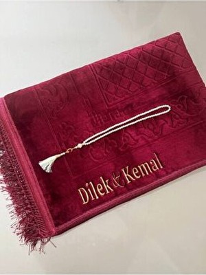 Peluş Kişiye Seccade Iplik Yazımı Bordo Pamuklu Malzemeden Yumuşak ve Kaliteli Tasarım 80 x 130 cm