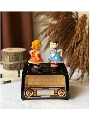 Öpüşen Çift Müzik Kutusu, Nostaljik Radyo Görünümlü