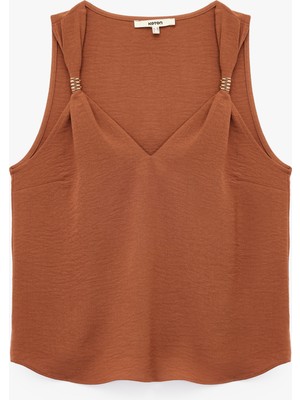 Aksesuar Detaylı V Yaka Kolsuz Bluz