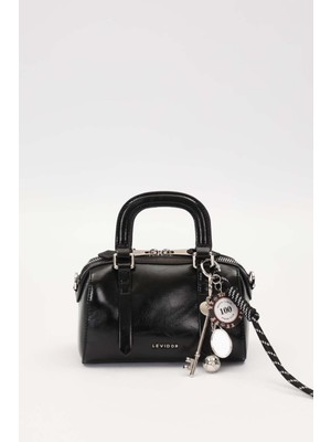 Siyah Charm Aksesuarlı El Çantası