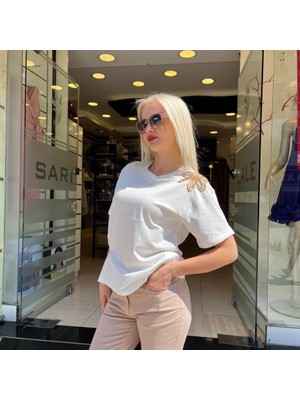 Çiçek Nakışlı Tişört