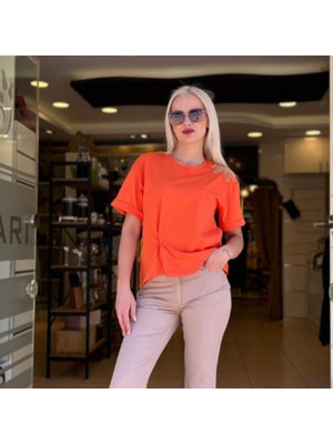 Çiçek Nakışlı Tişört