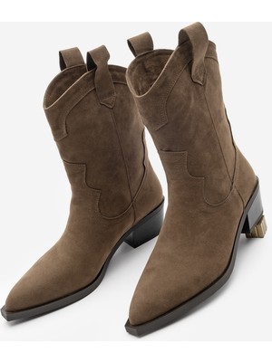 Marjin Kadın Sivri Burun Dikiş Detaylı Western Bot Voleta Kahve Süet