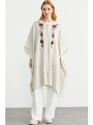 Çiçek Nakışlı Yünlü Triko Panço - Açık Bej