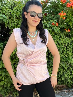 Pudra Pembe Saten Gold Toka Detaylı Kruvaze Bluz