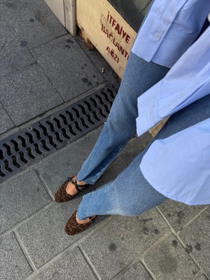 Leopar Çapraz Siyah Bantlı Tokalı Düz Babet