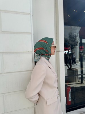 Madalyon Desenli Eşarp