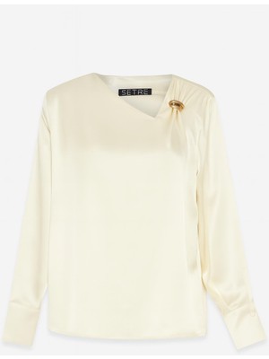 Krem Yakada Aksesuar Detaylı Uzun Kollu Rahat Kesim Bluz