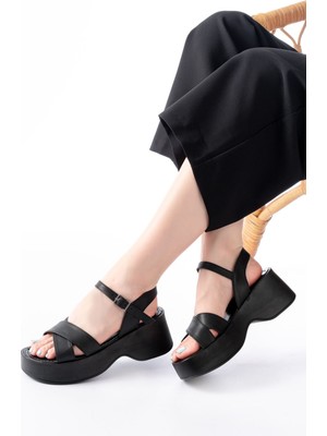 24414-1005 Siyah Günlük Çapraz Dolgu Topuk Kadın Sandalet