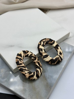 Leopar Desenli Sallantılı Çelik Küpe 3