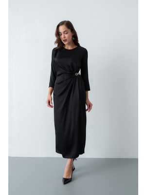 Kadın Siyah Aksesuar Detay Saten Davet Elbisesi