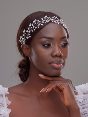 Gümüş Yaprak ve Kristal Detaylı Gelin Aksesuarı – Zarif ve Işıltılı Tasarım