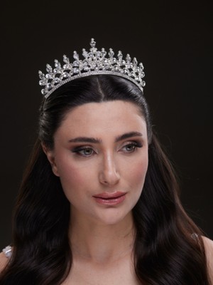 Kristal Çiçek Desenli Gelin Tacı – Gösterişli ve Işıltılı Tasarım