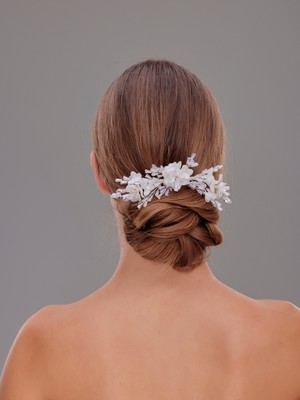 Beyaz Çiçek ve Kristal Detaylı Gelin Saç Aksesuarı – Düşük Topuz Için Zarif Tasarım