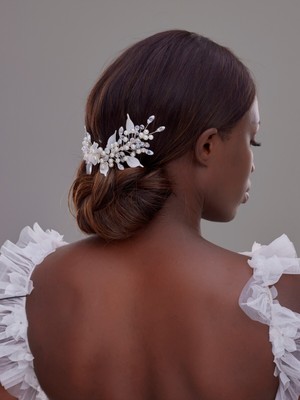 Kristal ve Inci Çiçek Detaylı Gelin Saç Tokası – Topuz Için Romantik Tasarım
