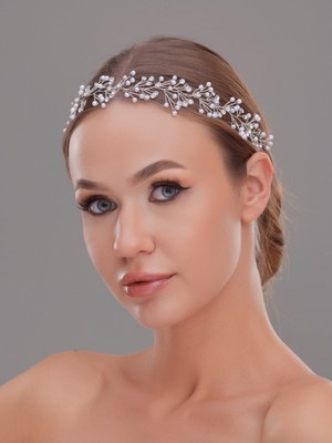 Inci ve Kristal Detaylı Gümüş Gelin Aksesuarı – Zarif ve Işıltılı Saç Aksesuarı