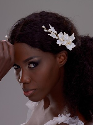 Magic Tiara Altın Detaylı Beyaz Çiçekli Gelin Saç Tokası – Inci Süslemeli Zarif Aksesuar (2'li paket)
