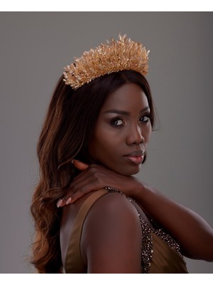 Kristal Çiçek Desenli Gelin Tacı – Gümüş Işıltılı Zarif Tasarım