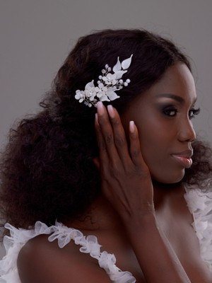 Beyaz Çiçek ve Inci Detaylı Yan Toka Gelin Saç Aksesuarı – Zarif El Yapımı Tasarım