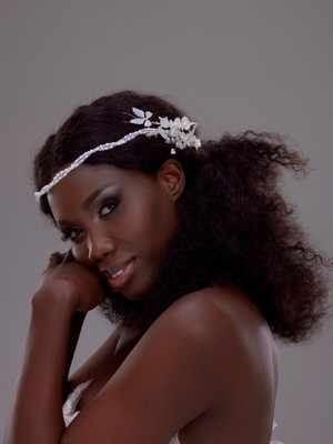 Kelebek Detaylı Inci ve Kristal Taşlı Gelin Saç Aksesuarı – Romantik ve Zarif Tasarım