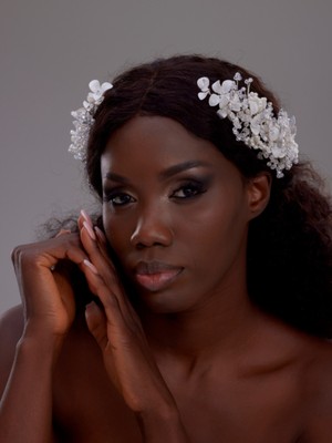 Çiçek ve Inci Detaylı Gelin Saç Aksesuarı – Zarif ve Işıltılı Tasarım