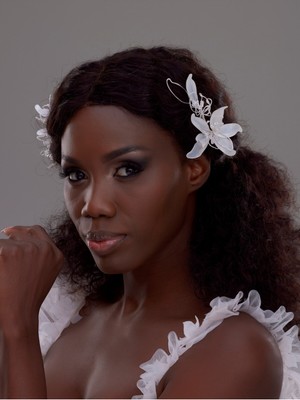 Magic Tiara Beyaz Lilyum Çiçek Detaylı Gelin Saç Aksesuarı – Inci ve Tel Işlemeli (2'li paket)